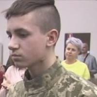 Цей 17-річний янгол врятував життя 5 дітей! Але сам втратив частину руки. Закривши дітей від уламків, отримав безліч поранень та втратив 4 пальці.