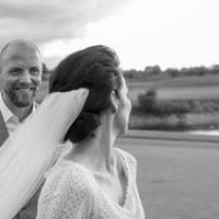 Зараз Анатолій годує дві сім’ї. Від першої дружини він пішов до Лариси. Тепер і в другому шлюбі двоє дітей. Роки минають і Анатолію все більше подобається колишня дружина.