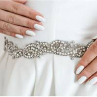 У мене через місяць весілля і подружка пропонує мені свою весільну сукню за дуже символічну ціну. Вона дійсно шикарна: з декоративними прикрасами, що переливаються, багато візерунків з шовкових ниток