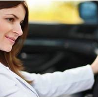 Я відвезла сина до школи, дивлюся, на зупинці мама Руслана стоїть. Так мені хотілося повз проїхати, як вони тоді. Але, не змогла. Погода погана, а людина літня. Я зупинила машину.