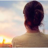 10 років тому я сильно я заздрила своїй рідній сестрі і мріяла опинитися на її місці. І життя закрутило так, що я стала дружиною її чоловіка. Одного разу я йшла додому з магазину і зустріла сусідку з