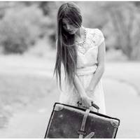 Вранці Настя прокинулася, дістала велику сумку, почала складати речі. Павло, з яким вона прожила п’ять років, не міг зрозуміти, що сталося. Настя зібралася і поїхала. Через три дні Павло їй подзвонив