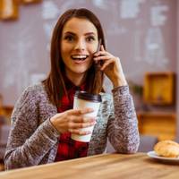 – Я – Катя, дружина Петра. Тут я остаточно прокинулася. Петро – мій коханий. І хоча я знаю, що він одружений, і навіть двічі батько, не думала, що доведеться спілкуватися з його другою половиною, або