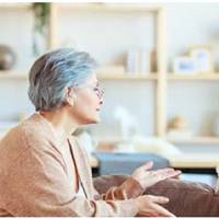 Половина будинку належить нам з чоловіком, половина – зятю. Нещодавно він привів в наш дім Софію. Я тільки помию підлоги, а вона цукор порозсипає.