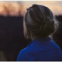 Якось, гуляючи з дитиною на вулиці, я зустріла свого рідного батька, якого не бачила багато років. Я чомусь впізнала його відразу. Він, як не дивно, теж мене впізнав і підійшов.