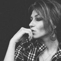 Багато років тому я зустрічалася з Романом. Він був з простої сім’ї, можна сказати з досить бідної. Він покликав мене заміж, але я відмовила йому.