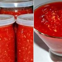 Холодна аджика, яку не потрібно варити. Вона така ароматна з насиченим смаком. Цю аджику так швидко з’їдають, що й готувати не встигаю. Вона пасує до всього. Дуже смачна