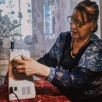 Я вже рік, як вийшла на пенсію. Але підробляю вдома, шию одяг. Заробляю не дуже багато, але на життя вистачає, навіть в кафе іноді з подругами можу сходити. Нещодавно мені зателефонувала незадоволена