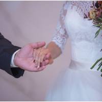 На весіллі свекруха говорила всім, що у неї нарешті з’явилася дочка. Але вранці на наступний день мене розбудив шум на кухні. Я вибігла і побачила, як свекруха готує сніданок, який призначався тільки