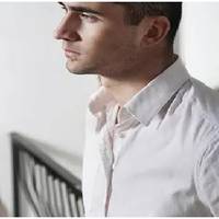 Вдруге Микола одружився в 45 років. У нього були дорослі доньки, а в Олени – сини. Олена любов Миколи до його дочок не підтримувала, вважала, що він має піднімати її дітей, а не своїх.