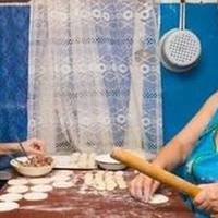 Щодня моя мама тягне нам то пироги, то млинці. Вона живе в сусідньому будинку. Ні світ, ні зоря, а мама вже у нас вдома. Але моя дружина – гарна господиня і добра жінка, їй не потрібна допомога свекру