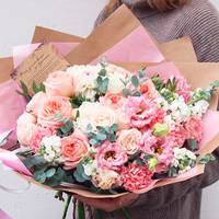 З великим букетом квітів і в супроводі коханого я з донькою прийшли вітати з ювілеєм мою потенційну свекруху. І тільки вона відійшла, я схопила дочку за руку і кинулася геть із кафе.