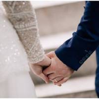 В село Святослав повернувся всього на кілька днів, його рідний брат одружував сина. Не сподівався він на зустріч з коханою через тридцять років. Коли старенький батько побачив на порозі цю немолоду