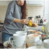 Тарас вчора пізно прийшов, втомлений, ми всі вже по кімнатах розійшлися. Поїв, все залишив і не прибрав. Я і не бачила навіть, бо дитину уклала і сама прилягла. На кухню не ходила.