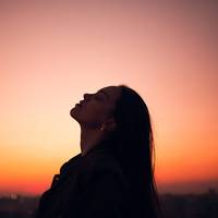 Я тарілки розкладаю, вилки-ножі. Чашки для чаю. І тут бачу! На моїй улюбленій чашці – сліди від помади! Не моєї, чужої помади! Я таким кольором в житті не користувалася.