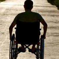 Тільки Микола хотів під’їхати візком до жінки, як раптом похоронний вінок впав. – Буде біда! – крикнула сестра Миколи