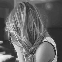 Марина дорогою до лікарні заїхала взяти улюблену книжку для донечки. У квартирі безлад, чоловікових речей немає і лише скупа записка: «Я втомився так жити! Вибач! У мене є інша жінка і скоро у нас буд