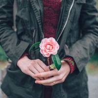 За вікном йде дощ, в місті сиро і сіро. Якось сумно в порожній кімнаті гуртожитку. Меблів ще немає, та й грошей на них теж. Тільки матрац на підлозі і один комплект постільної білизни, який мама дала