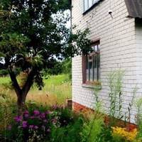 – Софіє, ще раз повторю, твій дідусь – мій батько, залишив тобі будинок в селі у спадок. Мені його сусідка хвилину назад зателефонувала, просила приїхати допомогти, адже дідуся сьогодні не стало і пр