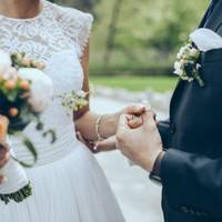 Наречена у вишуканій сукні, повна зала гостей, торт, на який збирали гроші пів року, і схвильований наречений. Вона розуміла, що з ним щось не так. У нього був вигляд, ніби він ось-ось заплаче.