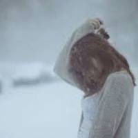 Вже 30 хвилин минуло, всі пасажири вийшли з поїзда, а чоловіка все немає. Провідник допоміг мені винести сумки і дитину. Телефон розрядився в довгій дорозі, добрий провідник дав свій телефон подзвонит