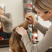 До Ніни став чужий чоловік ходити – дядько Вітя з третього поверху, я спочатку думала, може випадковість – ну там, по-сусідськи зайшов, а потім зрозуміла, що ні – ходить і ходить