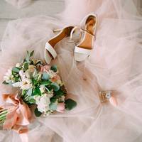 У рік, коли моя сестра Юля закінчила школу я зібралася заміж. Гроші на моє весілля було відкладено за кілька років до цього: постаралася бабуся з боку батька. Але весілля у мене не було.