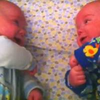 Мама поклала близнюків поруч. Те, що зробили діти, змусило її включити камеру!