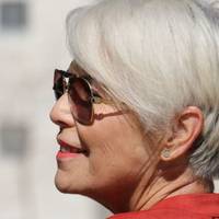 Після того, як гості розійшлися, тітка попросила допомогти їй порахувати подаровані гроші. Грошей зібралося багато. Однак, виявилося, що були і ті, хто дарував не грошима, а приніс подарунки.