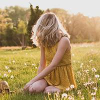 Приїхав колишній чоловік до мене на роботу, вимагав повернути всі його подарунки: забрав рожеві навушники за 45 гривень і демонстративно пішов. Але я помстилася