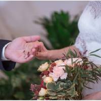 Весілля Вікторія святкувала без мами. Через день, ввечері, в двері Марії подзвонили, жінка відкрила і побачила дочку із зятем. Вікторія обняла матір і довго просила у неї вибачення, за те, що не запр