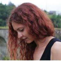 Це був день народження чоловіка. Я раніше прийшла додому і накрила стіл, готувала сюрприз. Подзвонила йому, обіцяв скоро бути. Прийшов, щасливий, після дванадцятої ночі і сказав, що на роботі відзнача