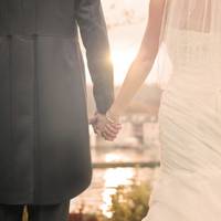 Весілля зіграли простенько, нікого не запросивши. А вже наступного дня новоспечений чоловік вийшов кудись і повернувся із дивно одягненою жінкою.