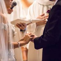 Свекруха знайшла спосіб позбутись невдалої партії для її сина: перед весіллям потрібно було заговорити прикраси і зробити так, щоб їх одягла наречена. А потім у церкві вона мала загадати бажання.