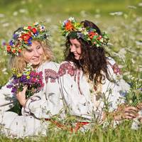 Матері не стало вранці, але Тетяна не спішила повідомляти про це сестрі. Разом з чоловіком нишпорили в маминій кімнаті, переховували те, що вона придбала для Ані – гроші, золоті сережки, ланцюжок з