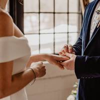 Я кинулася до брата в ноги, щоб він позалицятися до Артеміди. Підлаштувати випадкову зустріч не було важким завданням: я з вікна дивилася, чи йде вона, і, як тільки її побачила, відразу маякнула йому.