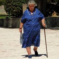 Син з невісткою більше року на заробітках за кордоном. Свати нещодавно собі дорогий телевізор купили. А на мене син залишив онука. У суботу вже стемніло і я лягала спати.