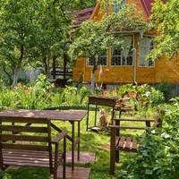 Моя мама вдруге вийшла заміж. З нею ми живемо в сусідніх будинках. Тепер вона дуже рідко ходить до нас в гості. Адже в її чоловіка є маленькі онуки, моя мама все робить для них: готує, гуляє, прибира