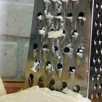 Сестра показала як правильно терти сир на тертці! Все життя прожила і не знала про це!