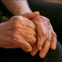 Оксана привела у хату свою бабусю, розпакувала її стареньку торбинку. Там були складені 3 халати, 2 нічні сорочечки і постільна білизна. Чоловікові Оксана сказала, що її бабуся буде жити з ними.