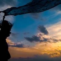 Після весілля син переїхав жити до своєї дружини в село. Там він знайшов непогану роботу і вони зажили в достатку. Потім невістка сказала, що чекає дитину і син привіз її до мене в місто.