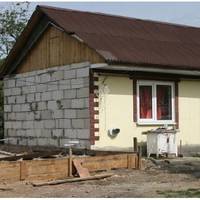 Повернувшись із заробітків, Богдан вирішив будувати свій будинок. Свекруха вмовила розділити ділянку навпіл, щоб син був поруч. Дуже вже вона не хотіла залишитися без його опіки і турботи.