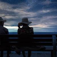 Подруга дуже часто запитує мене, чи я не знаю того чоловіка, якого вона колись так покохала. Але його батьки заборонили йому з нею одружитися, і вони розлучилися.