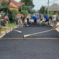 Влада розводить руками, а вони роблять! Подивіться, як селяни самотушки будують дороги в своєму селі