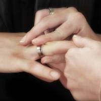 Вже мало бути весілля, а свати сказали, що вони не знали, що зараз все так дорого, і грошей у них немає, вони нічого не дадуть. Навіть сукню доньці не купили, а гостей багато покликали