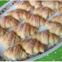 Неймовірно смачне сирне печиво. Готується швидко і просто. Випічка виходить пахуча, свіжа м’якенька і ніжна, мої діти просто в захваті від неї