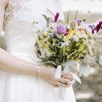 На весілля в нас з чоловіком грошей не було, тому ми сказали батькам, що святкувати нічого не будемо. Але свекруха наполягла, щоб ми справляли весілля, а вона візьме кредит, щоб оплатити його з моїми