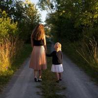 Я – друга дружина у свого чоловіка. Так склалося, що з нами живе його донька від попереднього шлюбу. Вона хороша дитина, ми живемо добре.