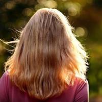 Мама не хоче мені допомагати, хоча знає, що нам живеться важко зараз. – Ти знала на що йшла. Мені, свого часу, теж було важко тягнути трьох дітей, але я впоралася, і ти впораєшся, – чую я від неї пос