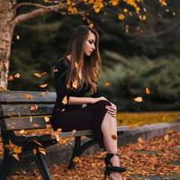 Під’їхала машина і раптом в неї прошмигнула його дружина і обдарувала господаря іномарки довгим поцілунком. Він стояв приголомшений ..